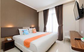 RedDoorz Plus near Lippo Mall Kemang 2