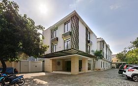 RedDoorz Plus near Lippo Mall Kemang 2