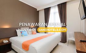 RedDoorz Plus near Lippo Mall Kemang 2